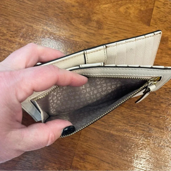 Kate Spade cream Laurel Way Stacy wallet - Picture 3 of 13